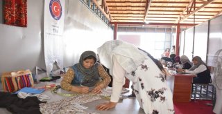 Tikadan Afganistanlı Kadınlara Meslek Edindirme Kursları