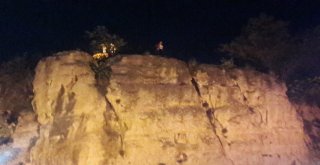 Kayalıklara Çıkan Genç Kızın İntihar Girişimini Çay İçerek İzlediler