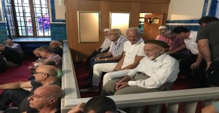 İzmirliler Bayram Namazı İçin Camilere Akın Etti