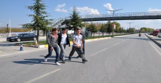 Üst Geçit Var, Geçen Yok