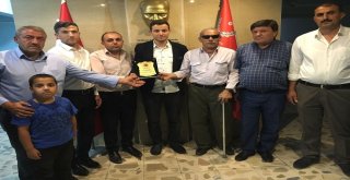 Şehit Yakınlarından Komisere Teşekkür Plaketi