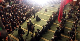 Karsta Caferiler İmam Hüseyini Mersiyeler Okuyarak Anıyor