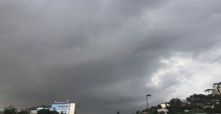 İstanbulda Gökyüzünü Kara Bulutlar Kapladı