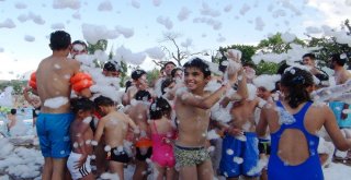 (Özel) Van Gölü Sahilinde Köpük Partisi