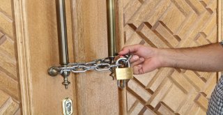 Hırsızlıktan Bıkan Cemaat Caminin Kapısına Zincir Vurdu