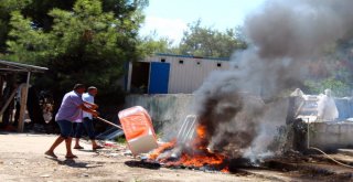 Paralarını Alamayan Hastane İnşaatı İşçileri, Malzemeleri Yakıp Arazözün Girişini Engellemeye Çalıştı