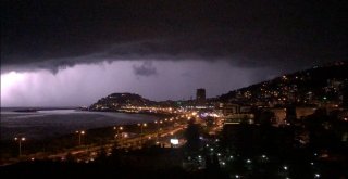 Giresunda Şimşekler Gökyüzünü Aydınlattı