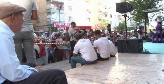 Dolara İnat Defile Düzenleyip Fiyatları Yarıya İndirdi