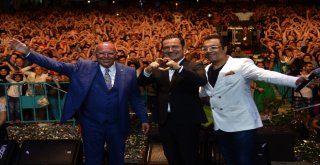 Aşk Şarkılarının Adamı Ferhat Göçer, Unutulmaz Bir Gece Yaşattı