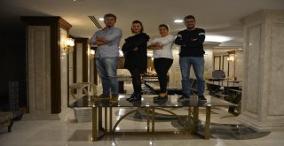 Bir Santimlik Mermer Masa Üzerine 4 Kişi Binmesine Rağmen Kırılmadı