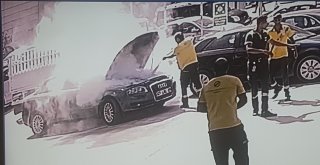 Bir Anda Motorundan Duman Çıkan Otomobili Akaryakıt İstasyonu Görevlileri Söndürdü