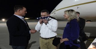 Rahip Brunson, Almanyada Abd Bayrağını Öptü