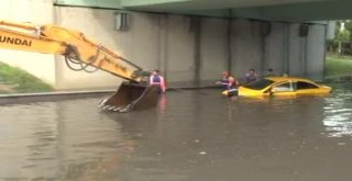 Vatan Caddesinde Dev Rögar Kapakları Açılıp Sular Tahliye Edildi