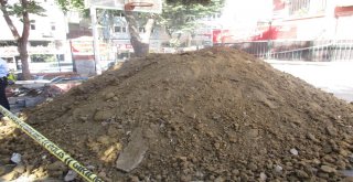 Okul Bahçesindeki Kanalizasyon Kazısında 2 Testi Bulundu