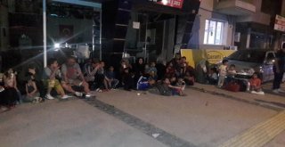 Kaçakçılar Kargo Firmasının Aracıyla Göçmen Kaçırırken Yakalandı