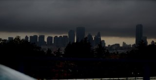 İstanbulda Gökdelenlerin Üstünü Bulutlar Kapladı