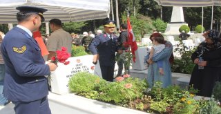 Şehitlikte Hüzünlü Bayram