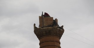 Hem Kendinin Hem De Çevredekilerin Canını Tehlikeye Attı
