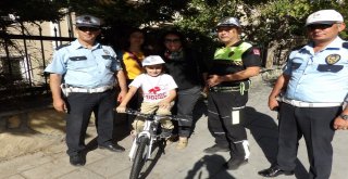 Hatalı Sürücüleri Uyardı, Bisiklet Kazandı