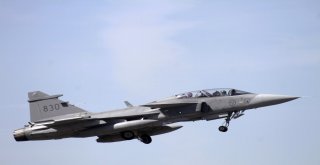İsveç Savaş Uçağı Düştü, Pilot Sağ Kurtuldu