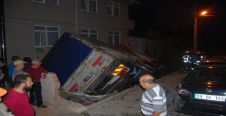 Freni Patlayan Kamyon Evin Bahçesine Uçtu