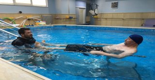 Fiziksel Engellerini Suda Aşıyorlar