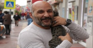 Mahsur Kalan Kedisine Evladı Gibi Sarıldı