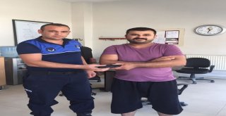 Zabıta Memuru Hafiye Gibi İz Sürerek Kayıp Cüzdanın Sahibini Buldu