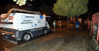 Isparta Belediyesinden Yol Ve Kaldırım Yıkama Çalışması