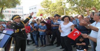 Askeri Bando Çaldı, Vatandaşlar Coştu