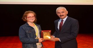 14 Yaşındaki Katılımcı Sempozyum Da İlgi Odağı Oldu