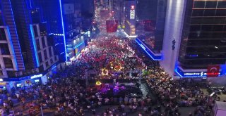İzmirin İlçelerinde Zafer Coşkusu Gece Yarılarına Kadar Sürdü