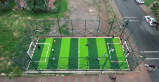 Ümraniyede Mini Futbol Sahalarıyla Çocuklar Doyasıya Eğleniyor