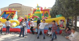 Hakkarili Çocukların Şişme Oyun Parkı Sevinci
