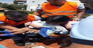 Fethiyede Boruya Sıkışan Çocuğu İtfaiye Kurtardı