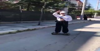 (Özel) Yaşlı Adamın Kaykay Keyfi