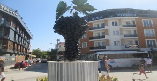 Avşada Üzüm Salkımı Heykeli