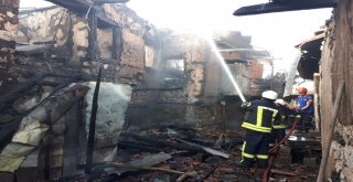 Karamanda Çıkan Yangında 3 Ev Kullanılamaz Hale Geldi