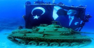 Denize Batırılan 45 Tonluk Tankta ‘Zafer Pozu