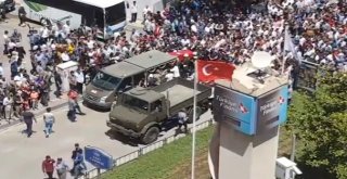 Şehidin Naaşı Geçerken Duygulandıran Görüntü