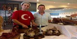 Türk Gecesinde Lezzet Ve Kültürü Yakından Tanıyorlar